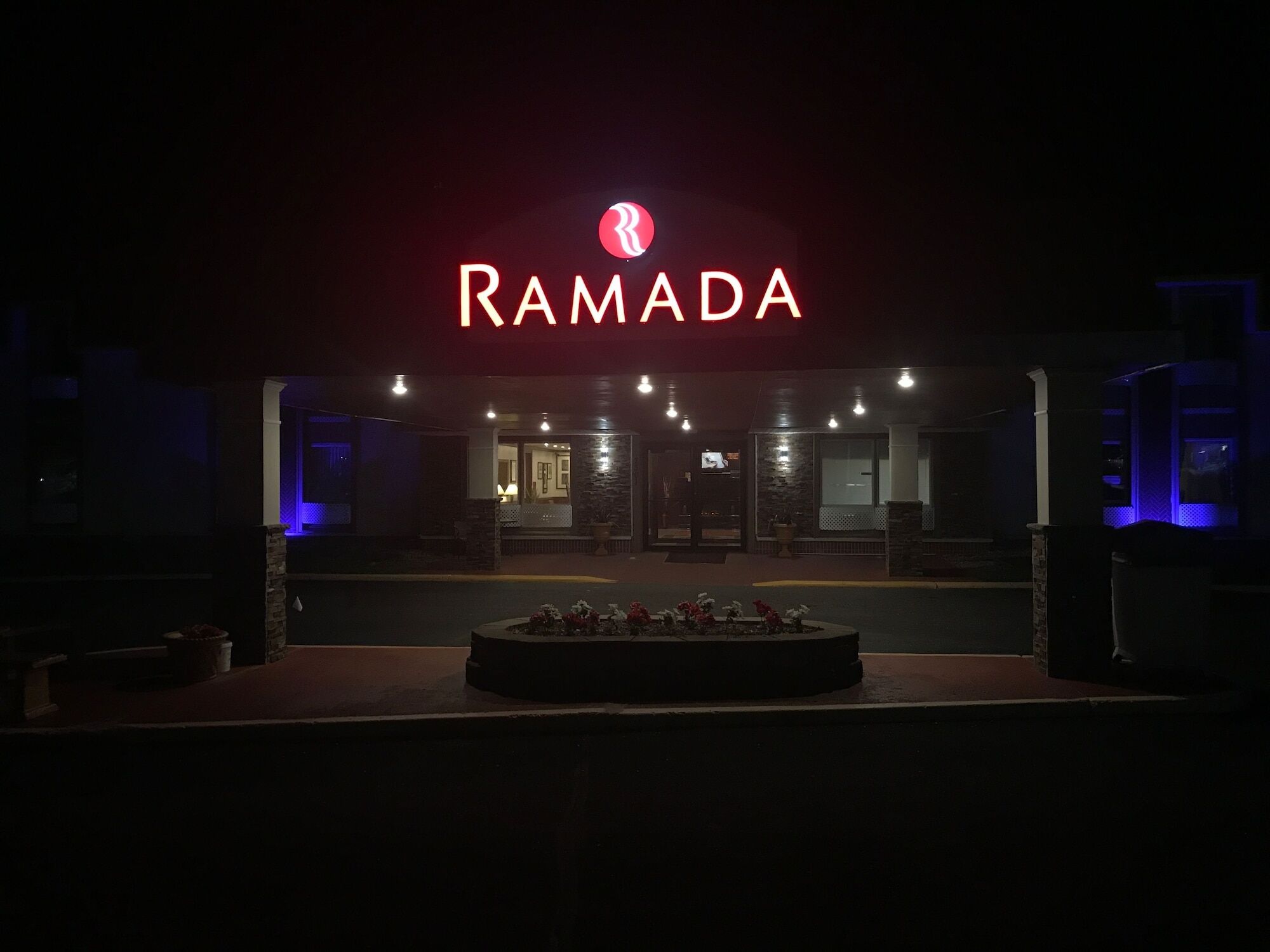 Ramada By Wyndham Альберт-Ли Экстерьер фото